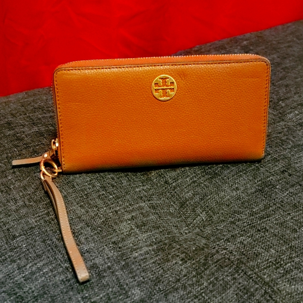 Tory Burch Robinson Zip Wallet